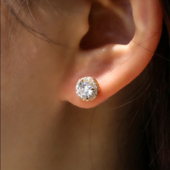 ✨Stunning 18K Gold Studs✨ - Picture 3 of 6